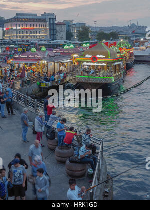 Pesce FLOTTANTE IN BARCA IL PANE NELLA PARTE ANTERIORE DELLA Moschea Suleymaniye Ponte Galata GOLDEN HORN Istanbul TURCHIA Foto Stock