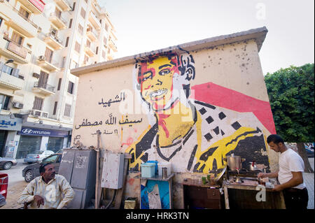 L'EGITTO, AL CAIRO: Questo murales mostra il martire Saif Allah Mustafa, dipinta da Ganzeer. Ganzeer ha iniziato il suo martire progetto murale nel marzo 2011. La parola marty Foto Stock