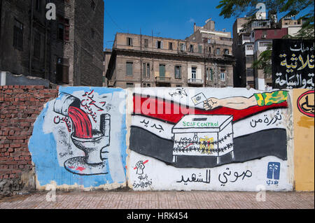 L'EGITTO, AL CAIRO: Questo graffiti è stato dipinto in maggio 2012 prima della prima delle elezioni presidenziali, critisizing il Consiglio supremo delle forze armate che sono Foto Stock