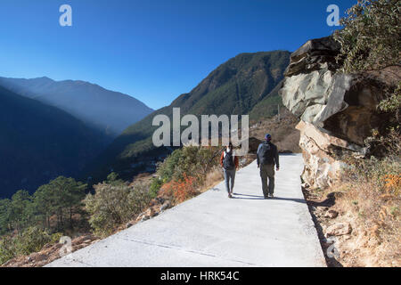 Giovane escursionismo in Tiger che saltava Gorge, Yunnan, Cina (MR) Foto Stock