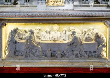 L Ultima Cena della pietra che intaglia sull altare maggiore, Daniel O'Connell Memorial Church, Cahersiveen, Co. Kerry, Irlanda Foto Stock