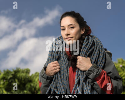 Donna alpinista con la camicia e la corda Foto Stock