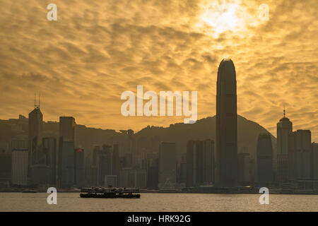 Lo Star Ferry e la skyline di Hong Kong, Hong Kong, Cina Foto Stock