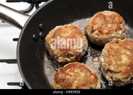 Polpette fatte a partire da carni macinate, cipolla e pane grattugiato e friggere in una padella Foto Stock