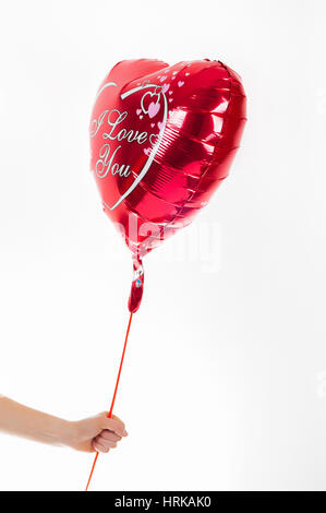 Il giorno di San Valentino, compleanno, amore concetto. Cuore rosso a forma di palloncino con parole ti amo su sfondo bianco Foto Stock