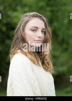 Giovane donna indossa Aran il ponticello Foto Stock