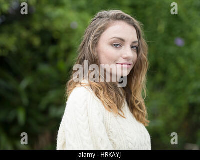 Giovane donna indossa Aran il ponticello Foto Stock