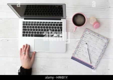 Flatlay vista aerea del laptop con Amaretti al caffè e alla lista delle cose da fare Foto Stock