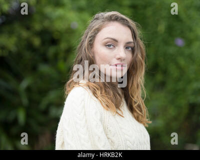 Giovane donna indossa Aran il ponticello Foto Stock