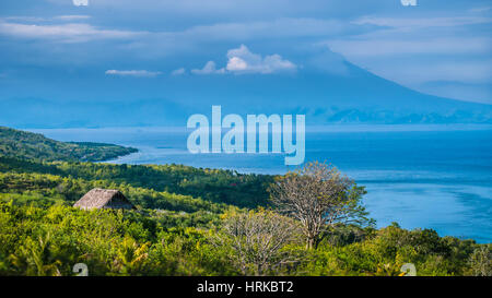 Bellissima vista serale a San Agung Vulcano di Bali da Nusa Penida isola. Parzialmente coperto dalle nuvole. Indonesia Foto Stock