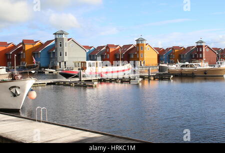 Colorato stile Scandinavo case di legno a Reitdiephaven. Moderno sviluppo di alloggiamento nella città di Groningen, Paesi Bassi Foto Stock