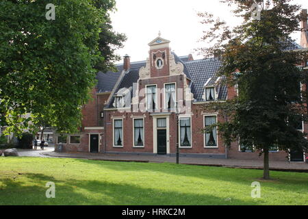 Residenza storica su Martinikerhof Square, Central Groningen nei Paesi Bassi in estate Foto Stock