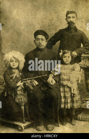 Vintage ritratto di famiglia.Il colpo è stato preso circa 1914 anno. Foto Stock