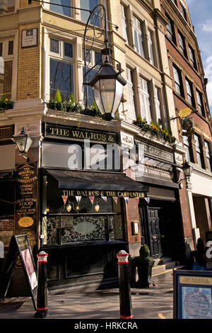 Il Tricheco e il carpentiere Pub, monumento Street, Londra Foto Stock