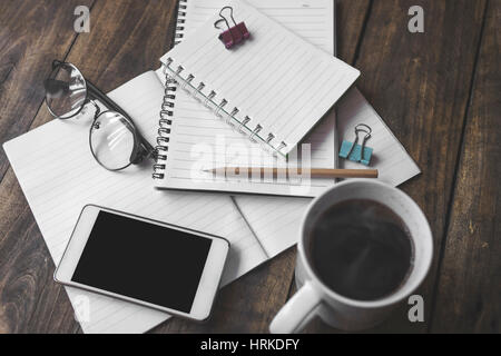 Home office sullo sfondo del piano portapaziente. Vintage stile di vita. Foto Stock