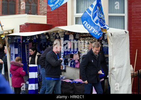 I venditori di souvenir stallo a Goodison Park per un Everton casa di gioco Foto Stock