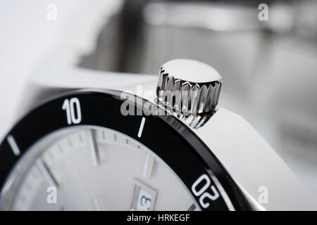 Closeup shiny corona di uomini di lusso watch Foto Stock