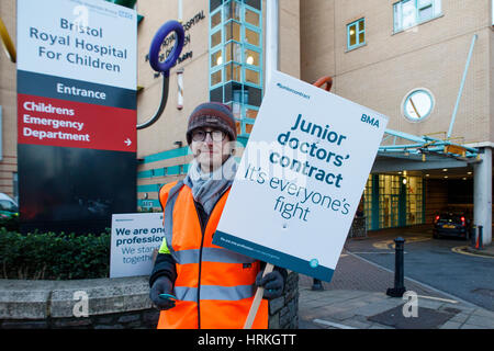 Una targhetta che trasportano manifestante NHS supporto del Junior sciopero dei medici è raffigurato al di fuori del Bristol Royal Infirmary durante un salvataggio il NHS protesta. Foto Stock