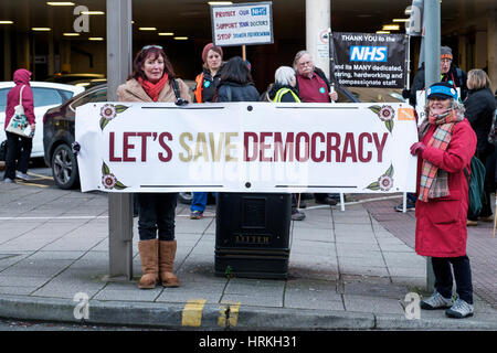 NHS manifestanti che trasportano i banner di sostenere i giovani medici sciopero sono illustrati al di fuori del Bristol Royal Infirmary durante un salvataggio il NHS protesta. Foto Stock