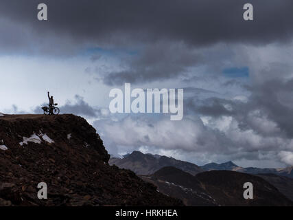 Il North Yungas Road è una strada che porta da La Paz a Coroico, 56 chilometri (35 miglia) a nord-est di La Paz in Yungas regione della Bolivia. Nel 1995 Foto Stock