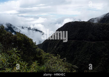 Il North Yungas Road è una strada che porta da La Paz a Coroico, 56 chilometri (35 miglia) a nord-est di La Paz in Yungas regione della Bolivia. Nel 1995 Foto Stock