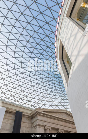 Vista interna alla architecural dettagli della cupola di vetro di un museo a Londra Foto Stock