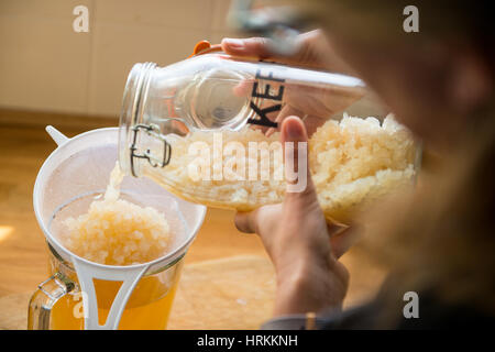 Rendendo fatta in casa il kefir di acqua Foto Stock