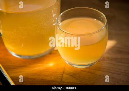 Rendendo fatta in casa il kefir di acqua Foto Stock