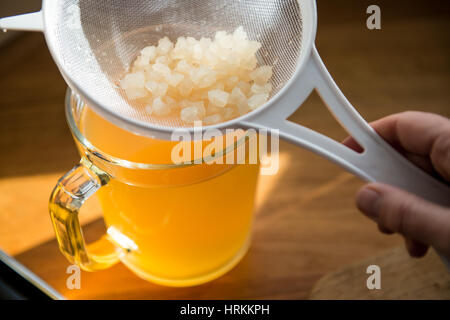 Rendendo fatta in casa il kefir di acqua Foto Stock