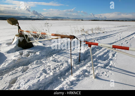 Barriera di acciaio sulla strada rurale, nessuna voce Foto Stock