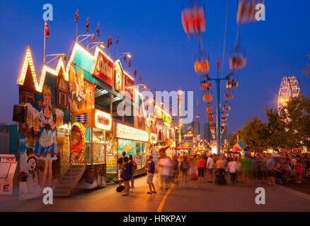 Corse all'annuale Toronto CNE (Canadian National Exhibition) con il centro in background in Toronto, Ontario, Canada. Foto Stock