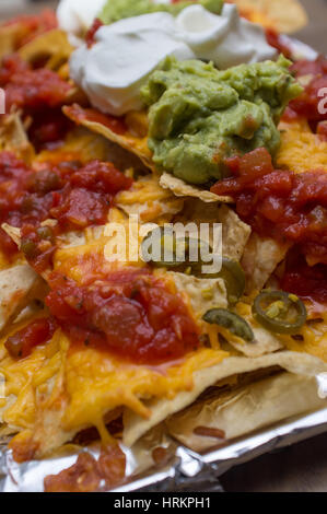 Guacamole messicano nachos con panna acida e salsa Foto Stock