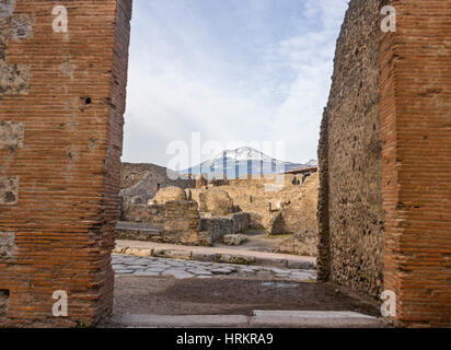 Una vista del monte Vesuvisu affacciato sulle antiche città di Pompei, Italia. Foto Stock