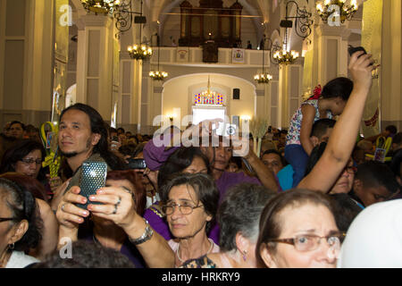 Venezuela Caracas 26/03/2013. Persone adorare Nazareno de San Pablo nella Basilica de Santa Teresa. Foto Stock