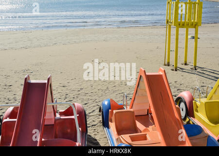 Colorate barche a pedali sulla riva del mare Foto Stock