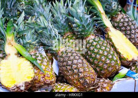 Ananassi freschi in esposizione al mercato di Borough di Londra Foto Stock