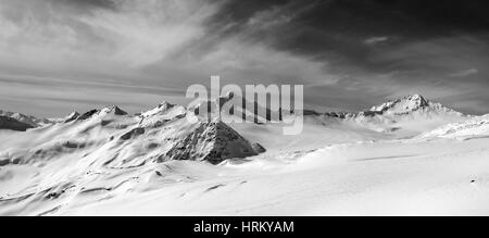 Bianco e nero panorama delle montagne di neve in inverno sera. Montagne del Caucaso, Elbrus regione. Vista da fuori-pista di pendenza di Elbrus. Foto Stock