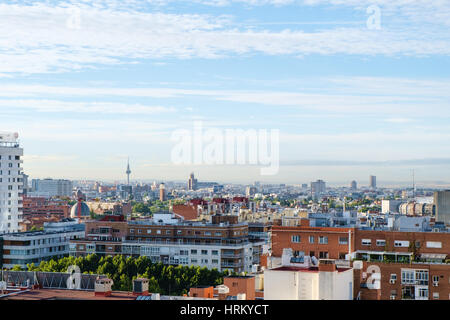 Panoramica di Madrid arial vista dal tetto alla giornata di sole Foto Stock