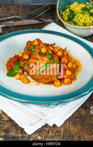 In casa Harissa costolette di agnello con ceci e coniati cuscus Foto Stock