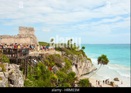 Molti turisti visitano le rovine Maya di Tulum, Quintana Roo, la penisola dello Yucatan, Messico. Foto Stock