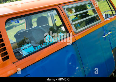 VW Volkswagen camper van a VW mostra. Inghilterra Foto Stock