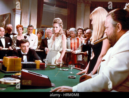 CASINO ROYALE 1967 Columbia Pictures Film con da sinistra: Peter Sellers, Ursula Andress, Orson Welles Foto Stock