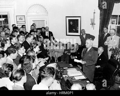 HARRY TRUMAN (1884-1972) come 33a Presidente degli Stati Uniti annuncia la rinuncia del Giappone a premere corps all Ufficio Ovale della Casa Bianca il 14 agosto 1945. Foto: Casa Bianca Gazzetta Foto Stock