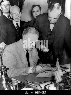 Il presidente Franklin D. Roosevelt (1882-1945) nell'Ufficio Ovale firma la dichiarazione americana della guerra contro la Germania 11 dicembre 1941 Foto Stock