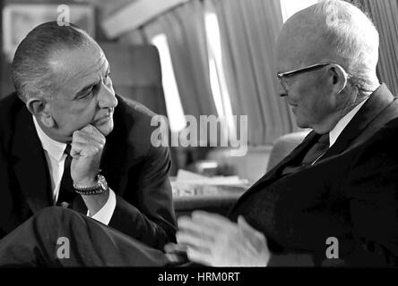 DWIGHT D. EISENHOIWER ex presidente degli Stati Uniti a destra in conversazione con il presidente :yndon B. Johnson a bordo Air Force One in ottobre 1965. Foto: Yoichi Okamoto/White House Gazzetta Foto Stock