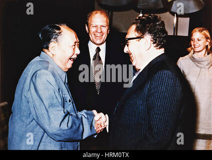 Presidente Gerald Ford con sua figlia Susan guarda come Henry Kissinger scuote le mani con Mao Tsetung a Pechino il 2 dicembre 1975 Foto Stock