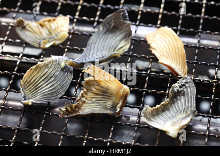 La grigliatura essiccato blowfish alette per Hirezake (caldo giapponese bere sake ) Foto Stock