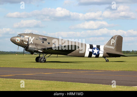 Uno dei quattro DC-3/C-47 varianti presenti al Duxford 2014 Primavera air show per commemorare il settantesimo anniversario dello sbarco in Normandia. Foto Stock