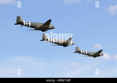 Una formazione di tre Douglas DC-3/C-47s in occasione del settantesimo anniversario del D-Day airshow di ospitati da Duxford nel 2014. Foto Stock