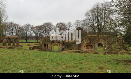 Abbazia di Hailes rovine su un giorno nuvoloso, Cotswold way, England, Regno Unito Foto Stock